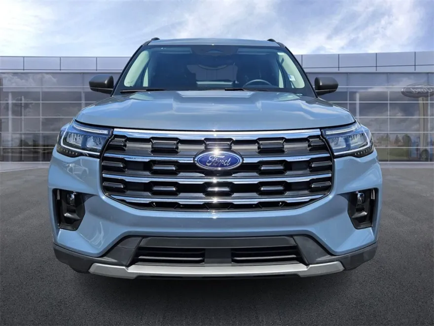 2025 Ford Explorer photo 1