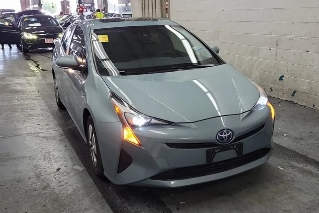 2016 Toyota Prius Three photo 1