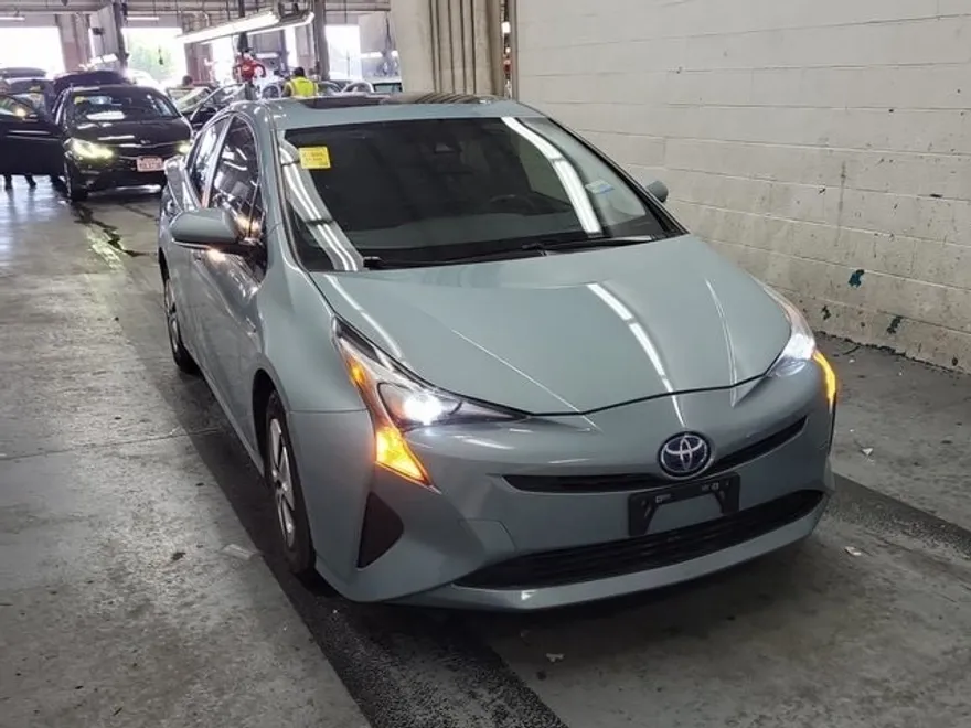 2016 Toyota Prius Three photo 1