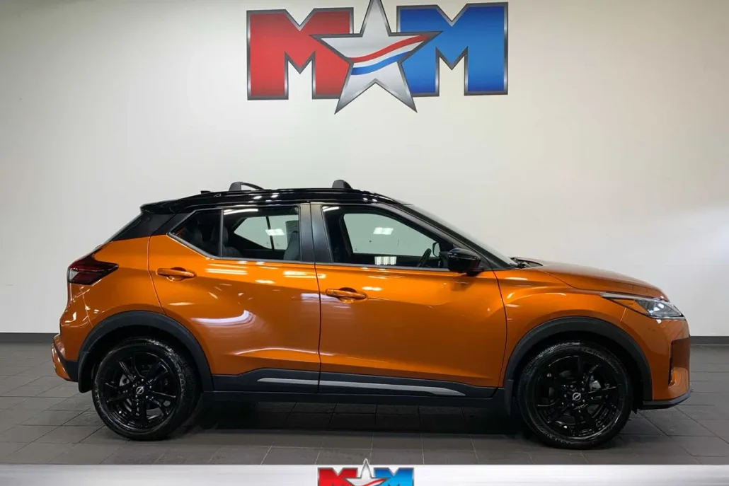 2023 Nissan Kicks SR photo 1