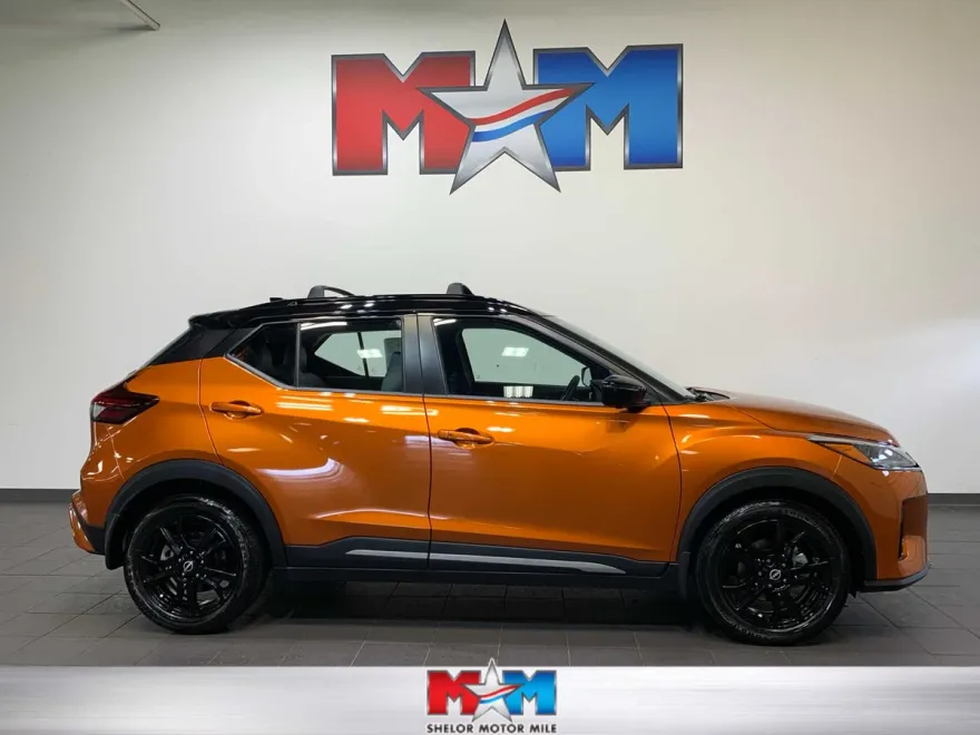 2023 Nissan Kicks SR photo 1