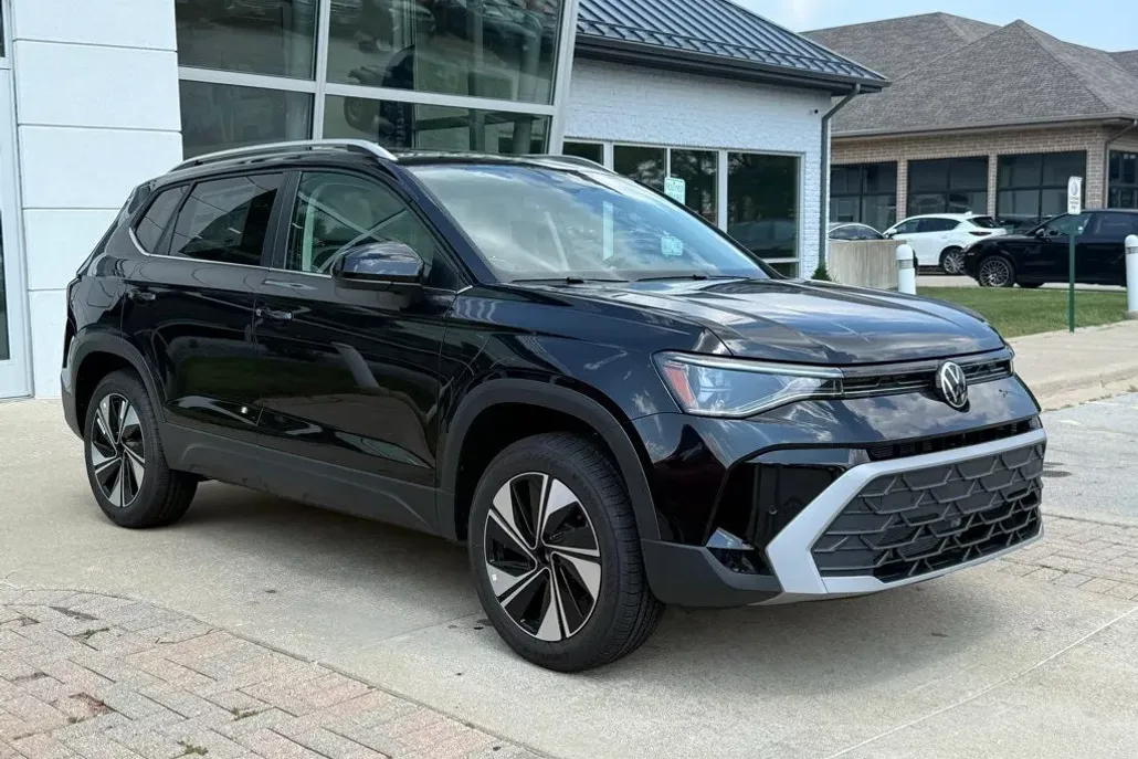 2025 Volkswagen Taos SE photo 1