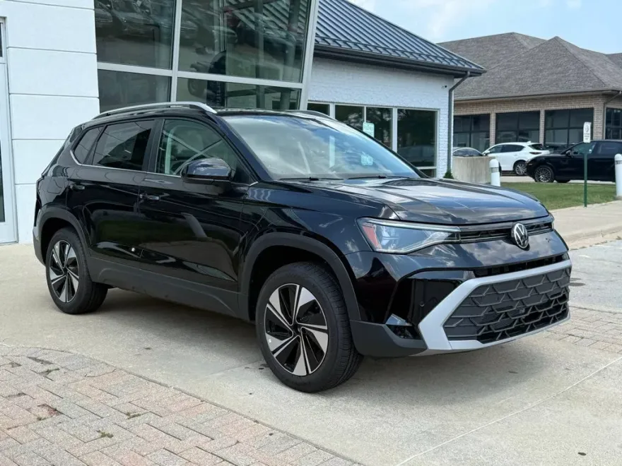 2025 Volkswagen Taos SE photo 1
