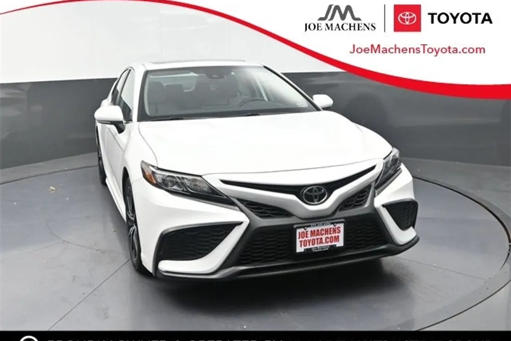 2022 Toyota Camry SE photo 1