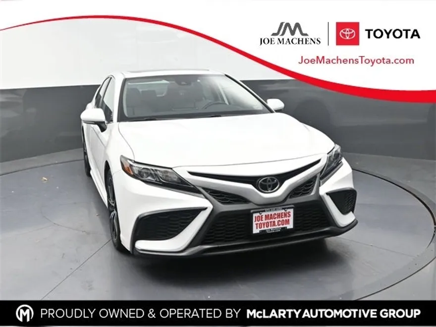 2022 Toyota Camry SE photo 1
