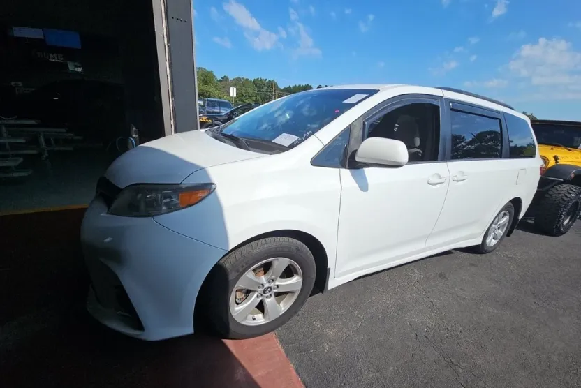 2018 Toyota Sienna LE photo 1