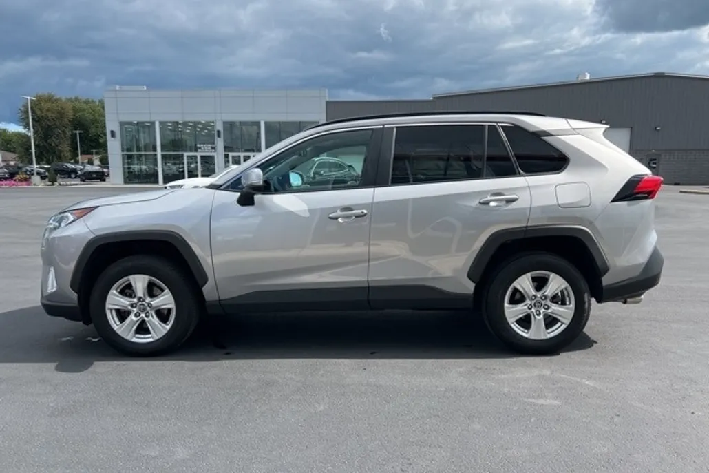 2019 Toyota RAV4 XLE photo 1