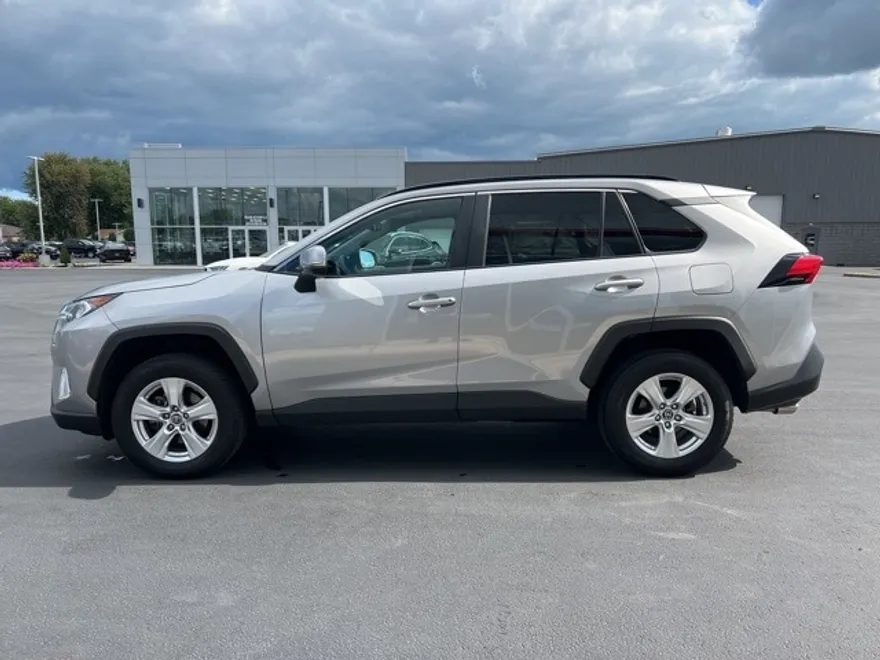2019 Toyota RAV4 XLE photo 1