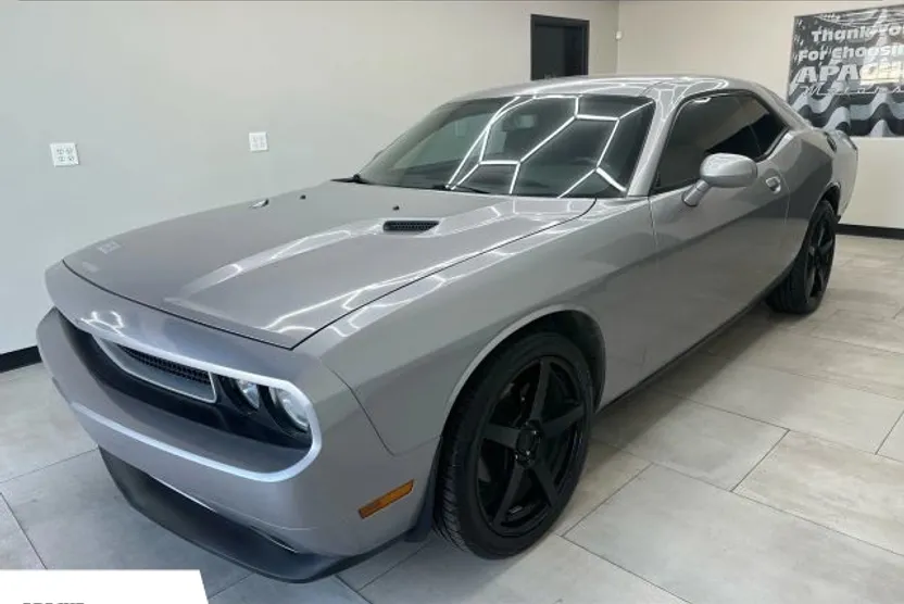 2014 Dodge Challenger SXT photo 1