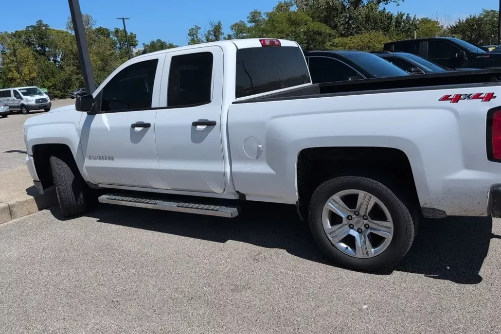 2018 Chevrolet Silverado 1500 Custom photo 1