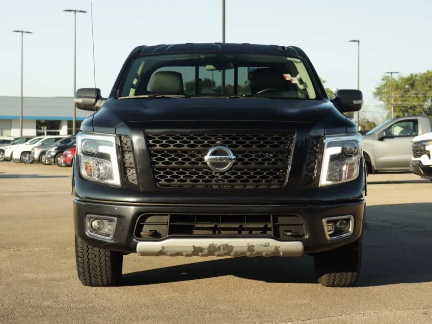 2019 Nissan Titan PRO-4X photo 1