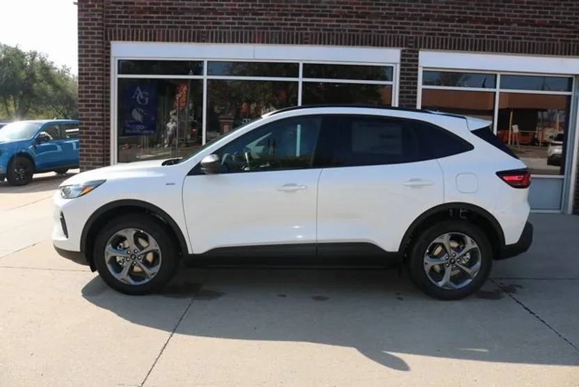 2025 Ford Escape ST-Line photo 1