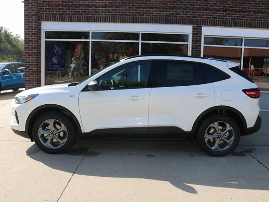 2025 Ford Escape ST-Line photo 1