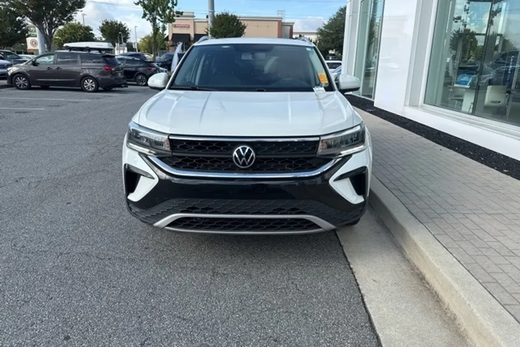 2022 Volkswagen Taos SE photo 1