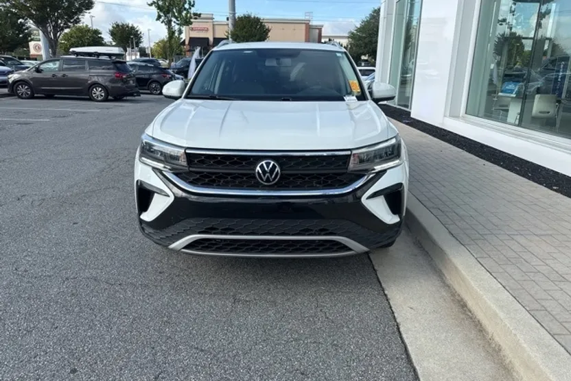 2022 Volkswagen Taos SE photo 1