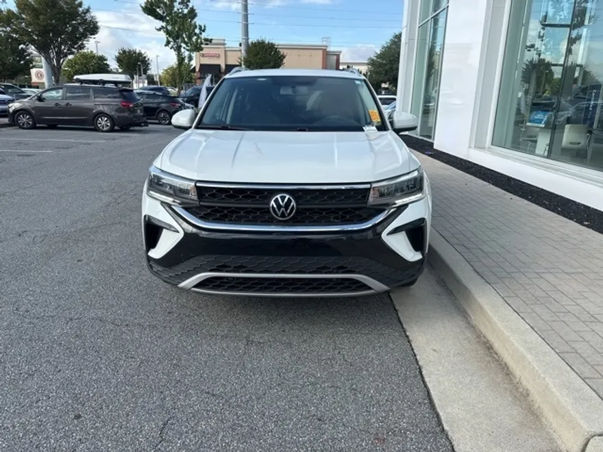 2022 Volkswagen Taos SE photo 1