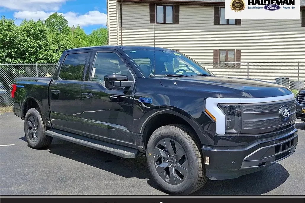 2025 Ford F-150 Lightning Lariat photo 1
