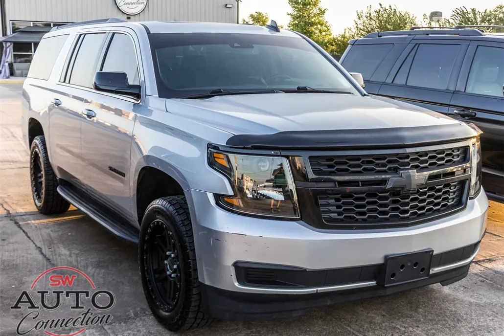 2020 Chevrolet Suburban LT photo 1
