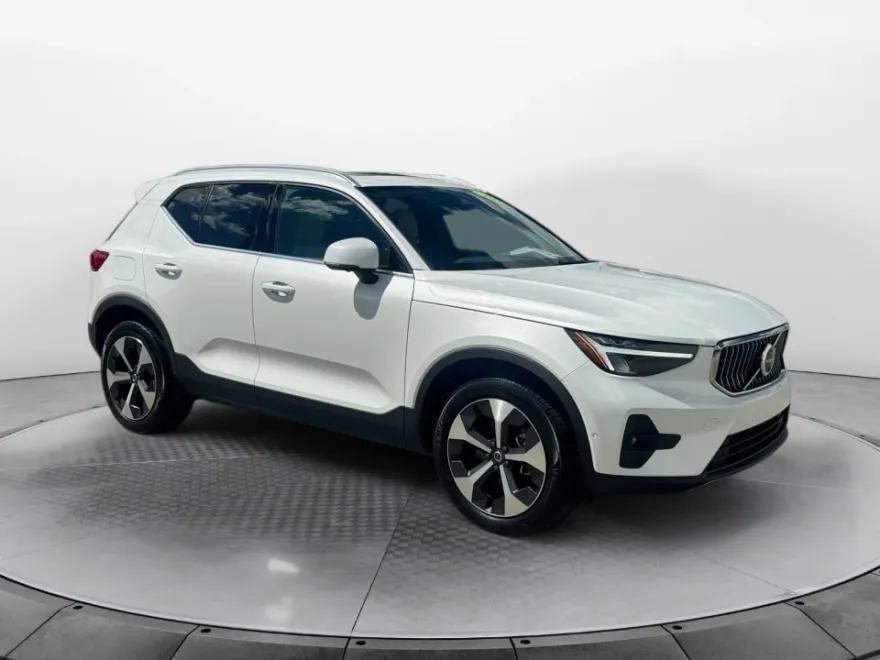 2023 Volvo XC40 Plus photo 1