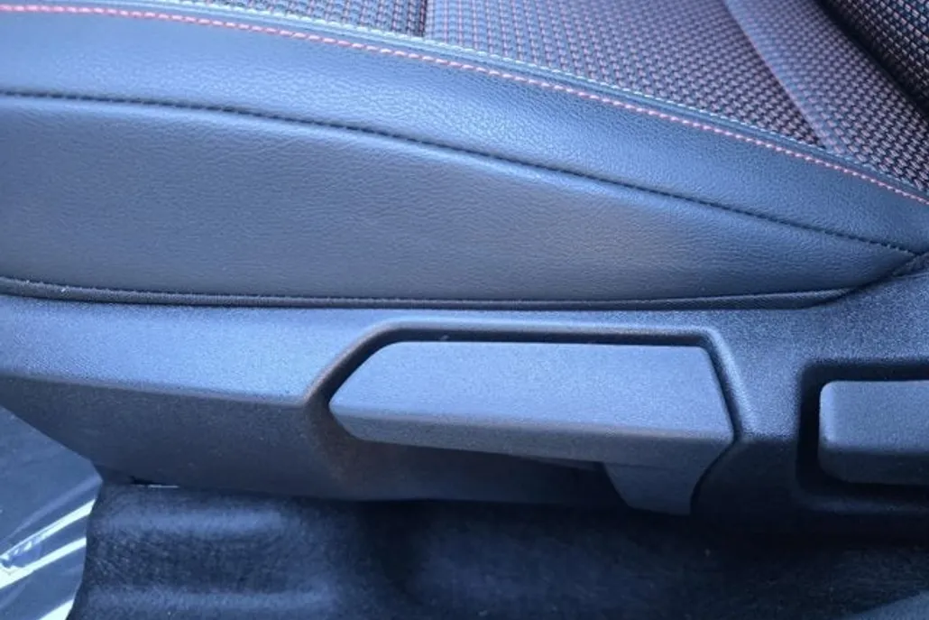 2025 Nissan Kicks SR photo 1