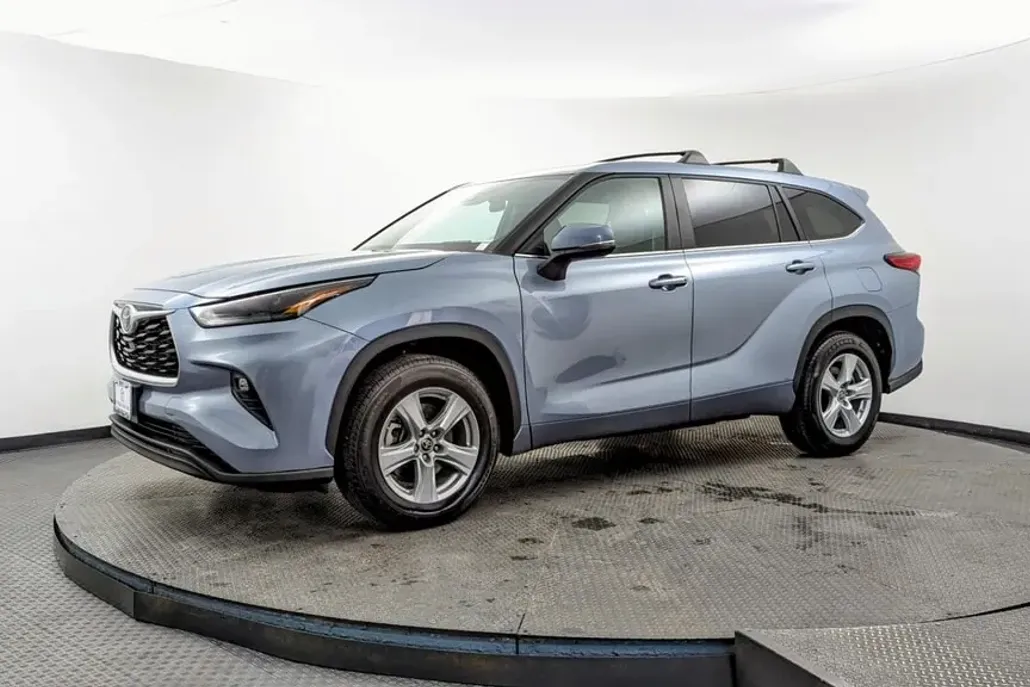 2023 Toyota Highlander LE photo 1