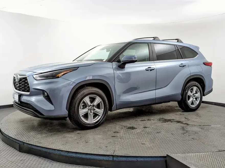 2023 Toyota Highlander LE photo 1