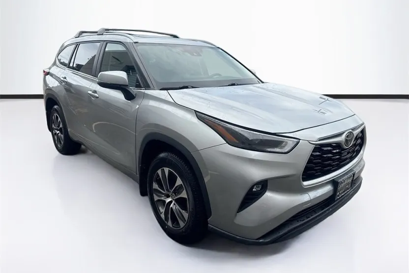 2023 Toyota Highlander XLE photo 1