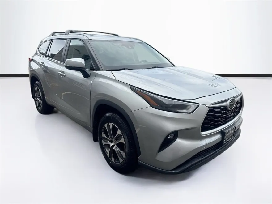2023 Toyota Highlander XLE photo 1