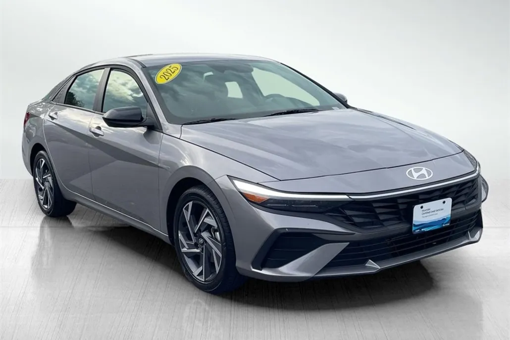 2025 Hyundai Elantra SEL Sport photo 1