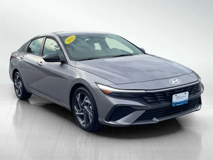 2025 Hyundai Elantra SEL Sport photo 1