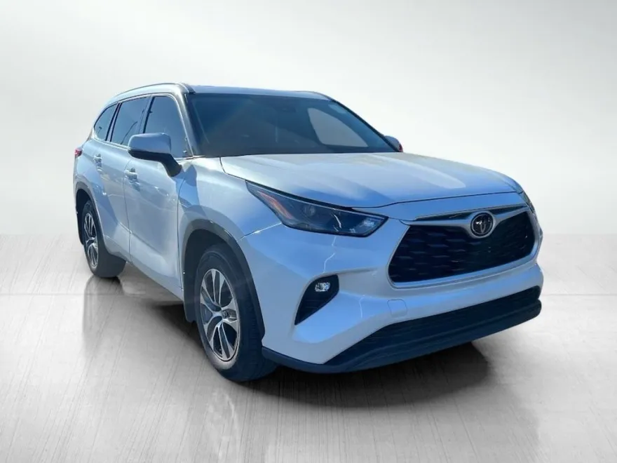 2022 Toyota Highlander XLE photo 1