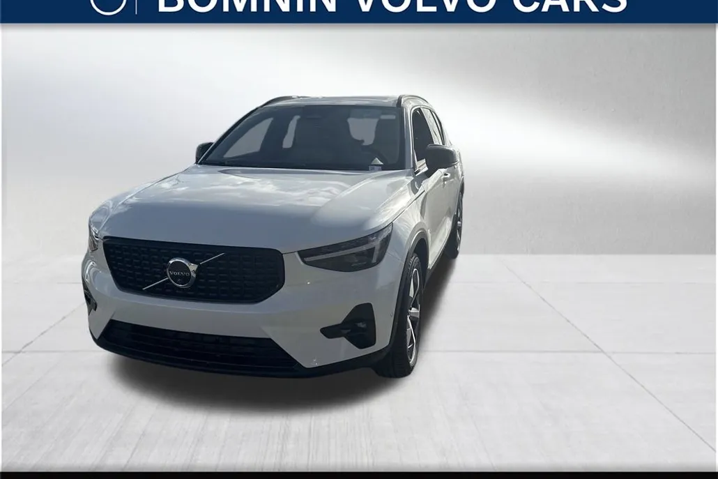 2026 Volvo XC40 Plus photo 1