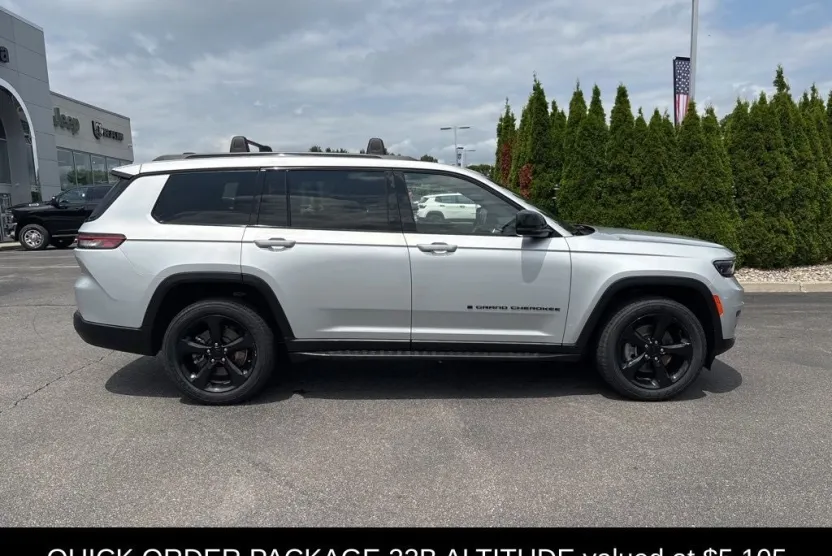 2022 Jeep Grand Cherokee Altitude photo 1
