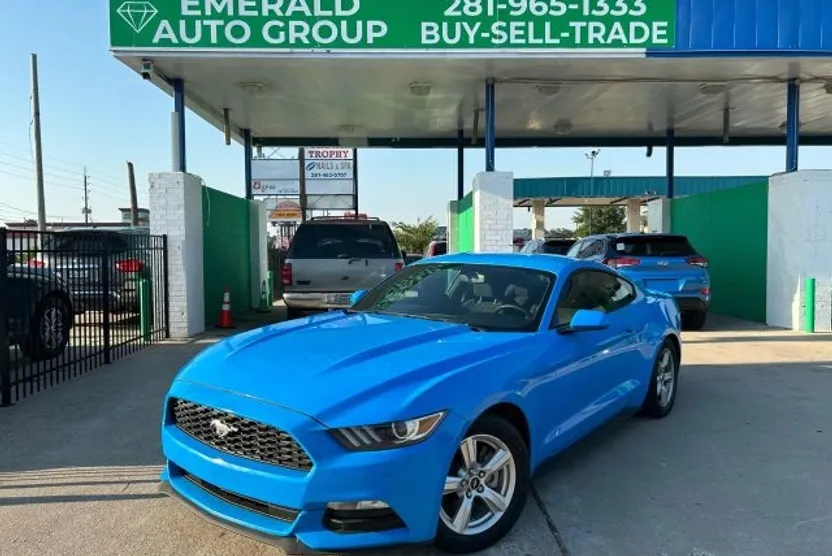 2017 Ford Mustang V6 photo 1