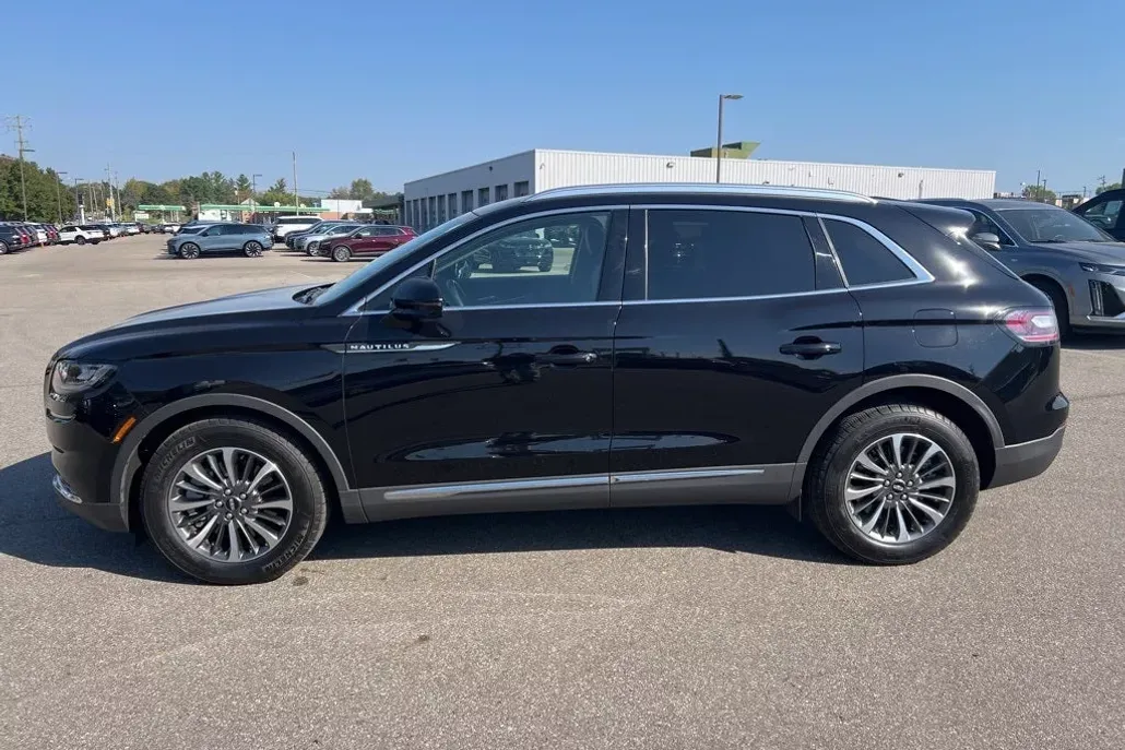 2023 Lincoln Nautilus Standard photo 1
