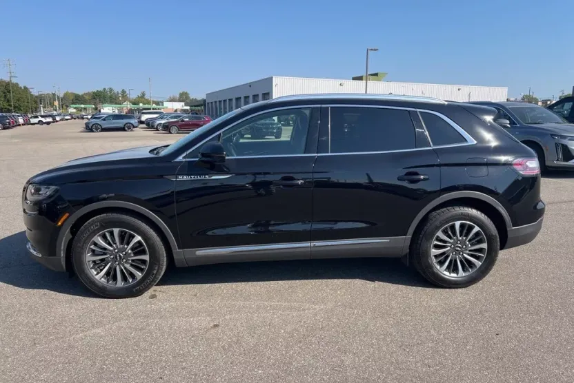 2023 Lincoln Nautilus Standard photo 1