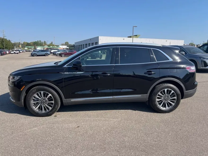 2023 Lincoln Nautilus Standard photo 1