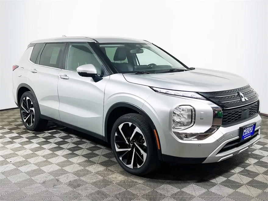 2024 Mitsubishi Outlander SE photo 1