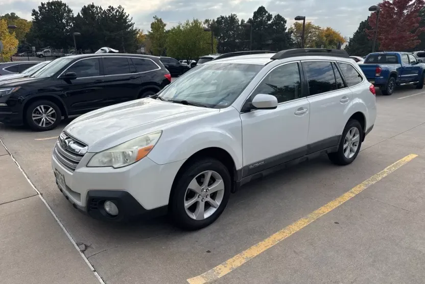 2013 Subaru Outback 2.5i Premium photo 1
