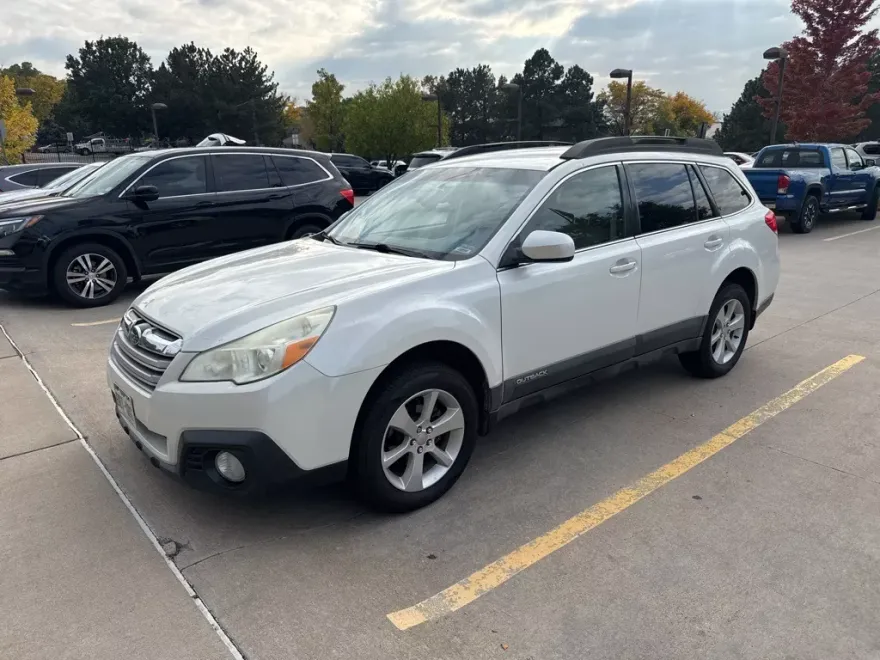 2013 Subaru Outback 2.5i Premium photo 1