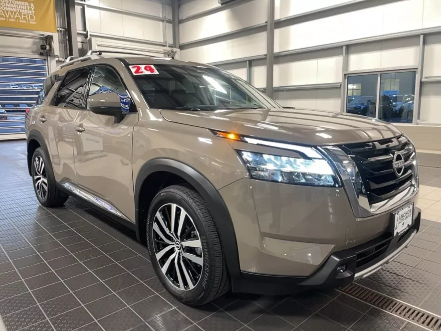 2024 Nissan Pathfinder Platinum photo 1