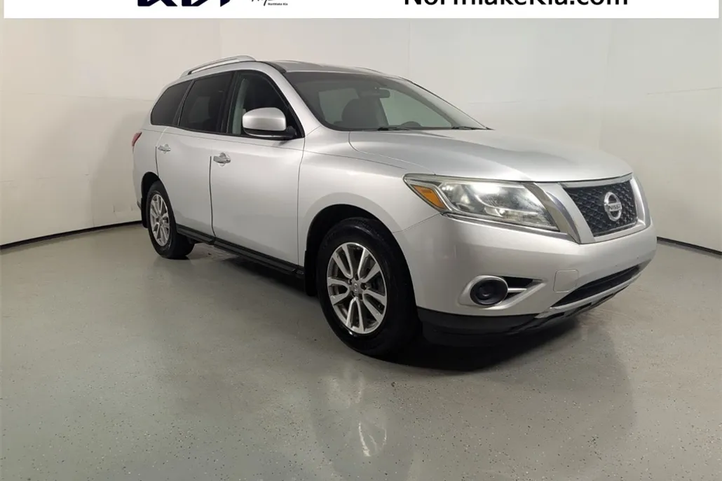 2015 Nissan Pathfinder S photo 1