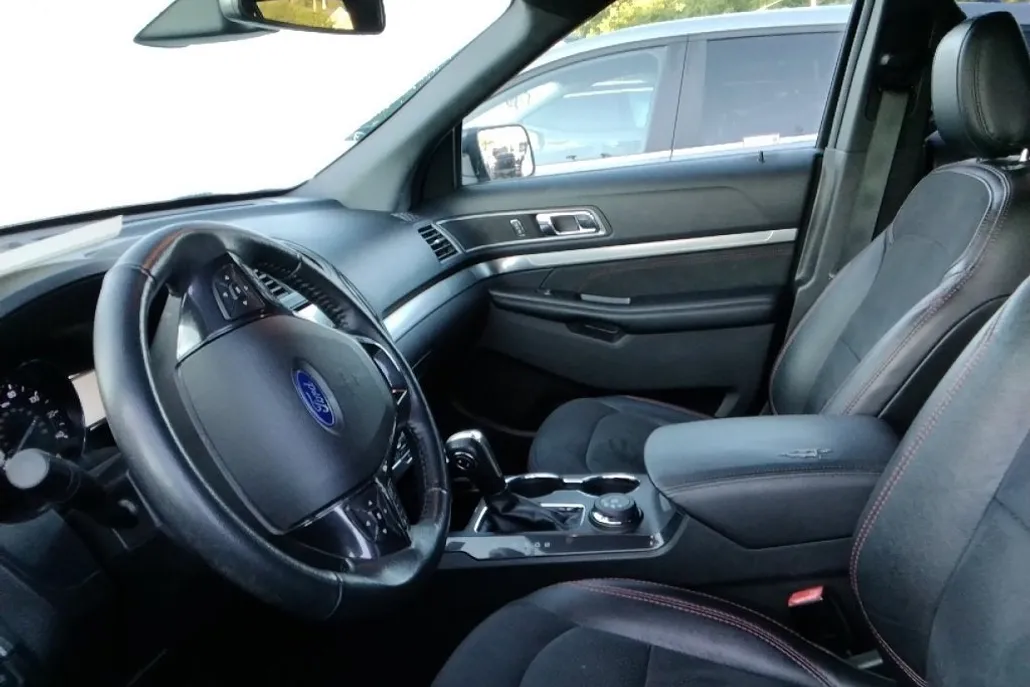2019 Ford Explorer XLT photo 1