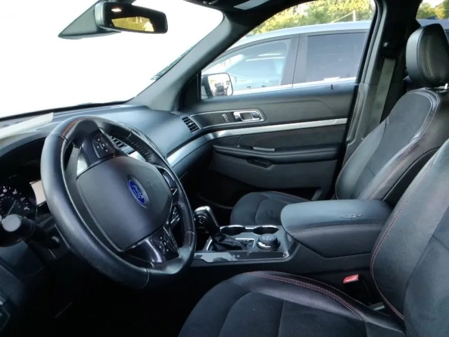 2019 Ford Explorer XLT photo 1