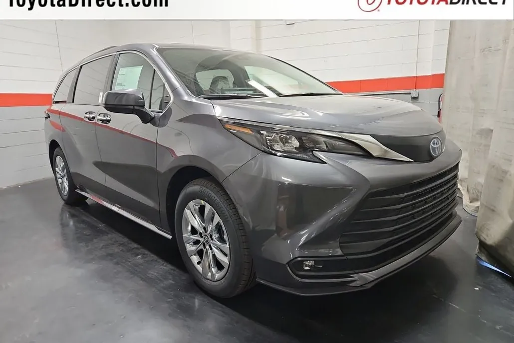 2025 Toyota Sienna XLE photo 1