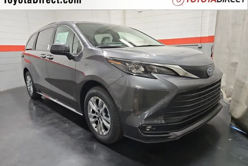 2025 Toyota Sienna XLE photo 1