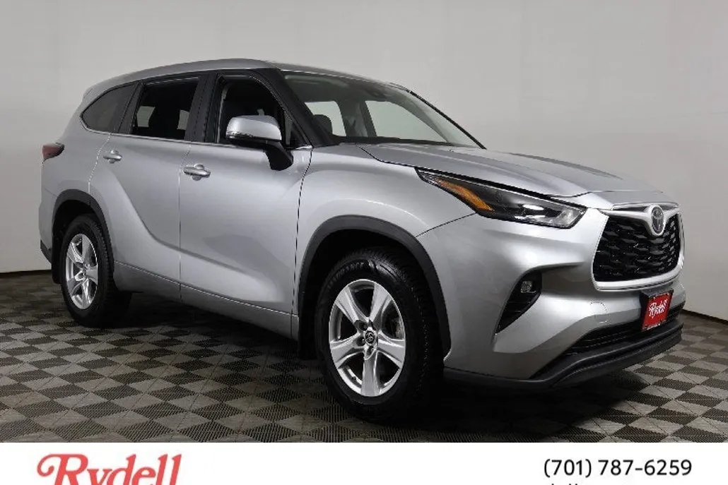 2024 Toyota Highlander LE photo 1