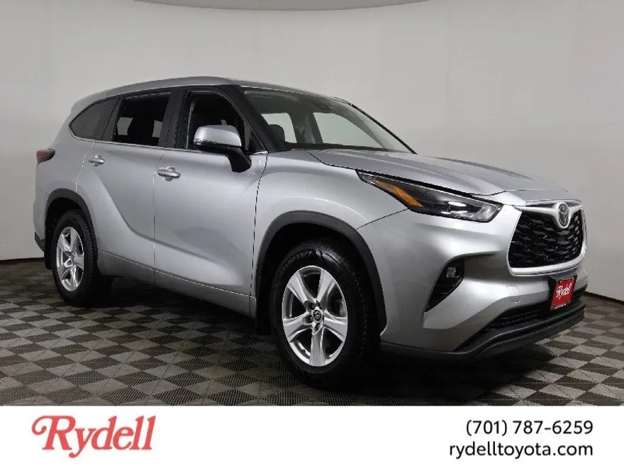 2024 Toyota Highlander LE photo 1