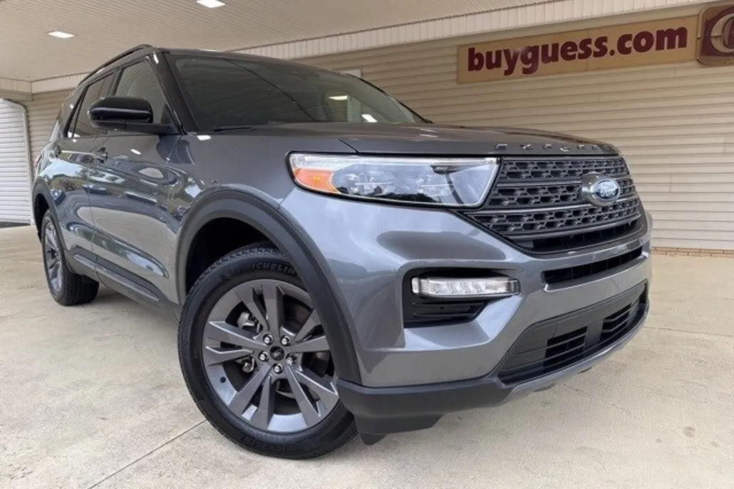 2023 Ford Explorer XLT photo 1