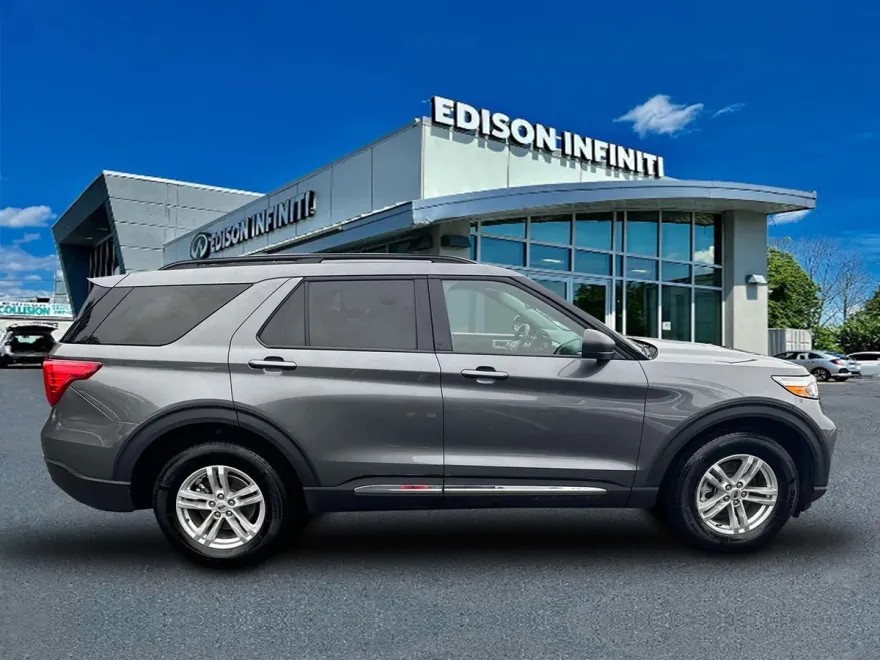 2023 Ford Explorer XLT photo 3